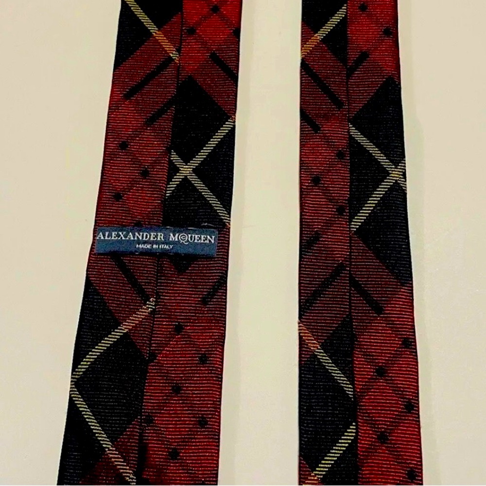 Alexander McQueen SlimTie
100% Silk Made in 🇮🇹of red Plaid  2 1/8"-2 1/4" W.
